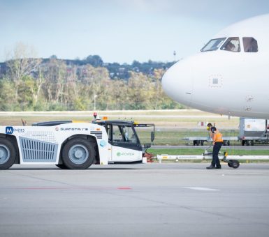 Menzies worker preparing aircraft for departure.